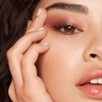 Zbliżenie na oko, makijaż Kaja Beauty Bento Trio cieni Glowing Guava, podkreślone rzęsy i subtelne brwi.