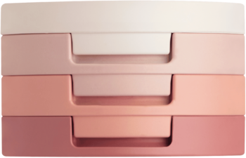 Trzy piętrowe cienie Kaja Beauty Bento Peach Madeline: paletki w odcieniach brzoskwini, różu i terakoty, widok z przodu.