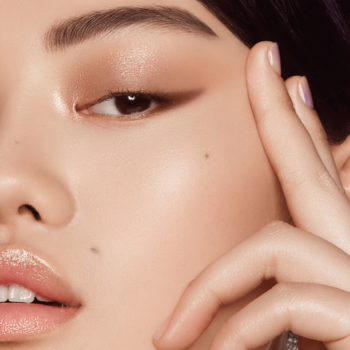 Kobieta z makijażem oka: brązowy eyeliner i cienie Kaja Beauty Bento Chocolate Dahlia, zbliżenie.