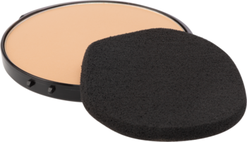 Matujący podkład w kamieniu w czarnym kompakcie z beżową wkładką i gąbką, widok z góry pod kątem.