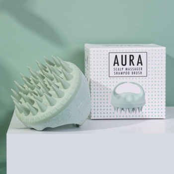 Miętowa, hipoalergiczna szczotka AURA do masażu głowy i mycia włosów, obok pudełko, widok pod kątem.
