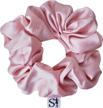 Jasnoróżowa, szyfonowa scrunchie LILU Sister Young, elegancka pofalowana gumka do włosów, widok z przodu.