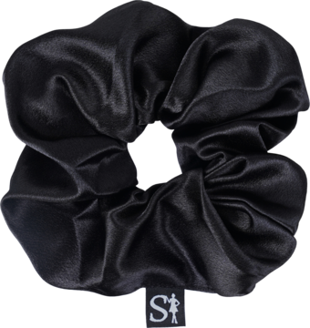 Scrunchie LILU Sister Young, czarna satynowa gumka do włosów, widok z przodu, pofałdowana tekstura.