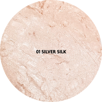 Okrągły swatch rozświetlacza Stars Kiss Of Glow 01 Silver Silk, jasny, perłowy róż z połyskiem.