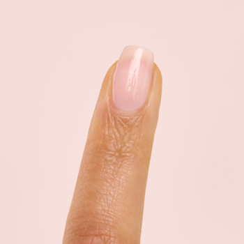 Zbliżenie na paznokieć z lakierem Semilac Easy Off L02 Milky Pink. Półtransparentny, mleczny róż dający naturalny wygląd.