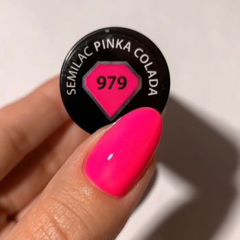 Zbliżenie na dłoń z paznokciem pomalowanym lakierem Semilac Pinka Colada 979, neonowy róż, z zakrętką w tle.