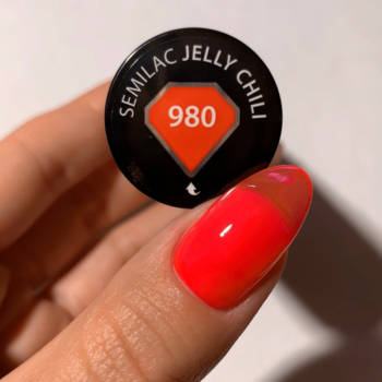 Semilac Jelly Chili 980 hybrydowy lakier w intensywnym pomarańczowo-czerwonym odcieniu jelly na paznokciu i wieczku.