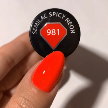 Semilac 981 Spicy Neon lakier hybrydowy: czarna nakrętka z logo i paznokieć w neonowej czerwieni.
