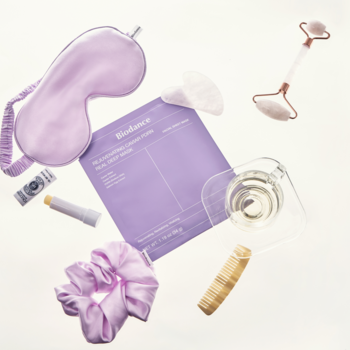 Fioletowa maska Biocare Caviar PDRN wśród akcesoriów spa: jedwabna opaska, roller jadeitowy, płasko na białym tle.