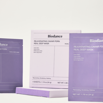Biodance Rejuvenating Caviar PDRN Real Deep Mask, trzy fioletowe opakowania masek hydrożelowych, jedno leży, dwa stoją.