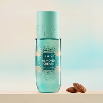 LA RIVE Almond Cream, turkusowa butelka z jasnym napisem i złotymi wzorami, obok dwa migdały. Widok z przodu.
