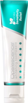 Biało-turkusowa tubka pasty Opalescence Whitening Toothpaste Cool Mint, Sensitive Relief, widok z przodu.