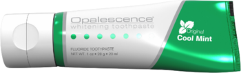 Biało-zielona tubka pasty Opalescence Whitening Toothpaste Original Cool Mint z zielonymi kropkami, widok z przodu pod kątem.