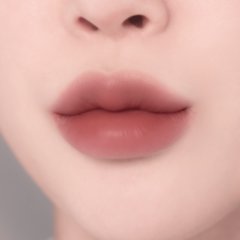 Close-up na usta z matowym gradientowym makijażem w odcieniach różu i czerwieni, aksamitne wykończenie.