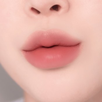 Zbliżenie na pełne usta z makijażem ombre: matowy róż przechodzący od intensywnego do jasnego odcienia na zewnątrz.