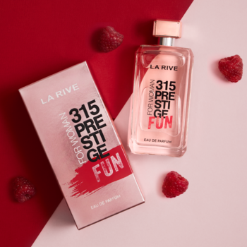 La Rive 315 Prestige Fun For Woman, różowe perfumy, butelka obok pudełka, maliny, różowo-czerwone tło.
