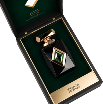 Luksusowe perfumy French Avenue w czarnej butelce z zielonym kryształem, w otwartym aksamitnym pudełku.