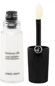 Giorgio Armani Luminous Silk Acqua Highlighter: biała butelka z pompką i czarny aplikator obok.