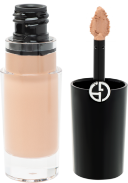 Otwarty płynny podkład lub korektor Armani w beżowym odcieniu z wyjętym aplikatorem z gąbką, w przezroczystej butelce.