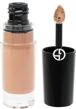 Jasnobeżowy podkład do twarzy Giorgio Armani w przezroczystej butelce. Obok aplikator z czarną rączką.