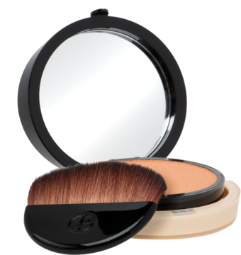 Otwarta czarna puderniczka z lusterkiem i beżowym pudrem prasowanym, obok płaski pędzel kabuki.