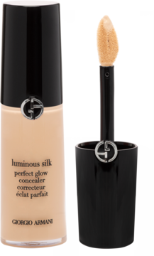 Korektor Giorgio Armani Luminous Silk Perfect Glow w jasnobeżowej butelce z czarną nakrętką i wyjętym aplikatorem.