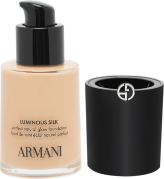 Giorgio Armani Luminous Silk rozświetlający podkład w beżowej butelce z pompką, zakrętka obok.