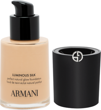 Podkład Armani Luminous Silk, beżowy, w szklanej butelce z czarną pompką. Widoczna odkręcona czarna nakrętka z logo.