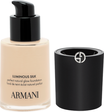 Jasny podkład Armani Luminous Silk Natural Glow w butelce z pompką, widok z przodu, obok czarna zakrętka.