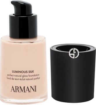Jasny podkład Armani Luminous Silk, natural glow, w szklanej butelce z pompką, obok czarna nakrętka.