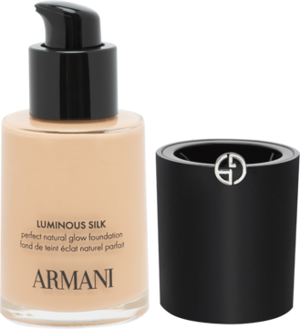 Podkład Armani Luminous Silk w szklanej butelce z pompką, jasny beż. Obok czarna nakrętka z logo GA.