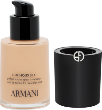 Rozświetlający podkład Armani Luminous Silk w beżowej szklanej butelce z pompką, obok czarna nakrętka z logo.