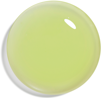 Przezroczysta, jasnozielono-żółta kropla płynu o błyszczącej powierzchni, widoczna w zbliżeniu na ciemnym tle.