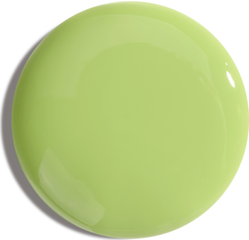 Kropla jasnozielonego, lśniącego lakieru do paznokci lub gęstego żelu, widok z góry, z delikatnym cieniem.