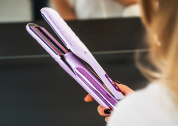 Lawendowa aeroprostownica Beautifly DualPerfection z funkcją suszenia i prostowania, trzymana w dłoni.