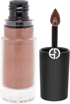 Brązowy, opalizujący płynny cień do powiek Giorgio Armani w szklanej butelce z wyciągniętym aplikatorem.