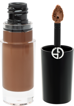 Podkład Giorgio Armani, ciemnobrązowy, w szklanej butelce obok wyciągniętego aplikatora z logo. Widok z przodu.