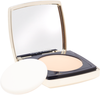 Otwarty puder prasowany w złotym kompakcie z lustrem, obok biała gąbeczka do makijażu. Matujące wykończenie.