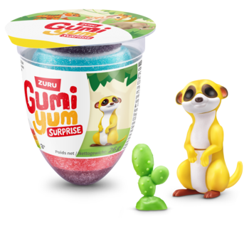 Gumi Yum Surprise Zwierzątka żelki w kubeczku, obok figurki surykatki i zielonego kaktusa z niespodzianki.