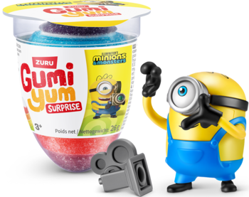 Gumi Yum Surprise Minionki 26g: kubek żelek z warstwami i żółta figurka Minionka z aparatem.