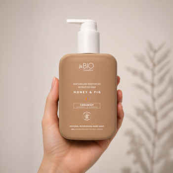 Mydło do rąk dr BIO Botanicals Honey & Fig w brązowej, prostokątnej butelce z białą pompką, w dłoni.