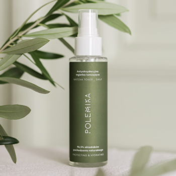 Mgiełka tonizująca Polemika w przezroczystej butelce z zieloną etykietą, biały atomizer, z oliwnymi liśćmi w tle.