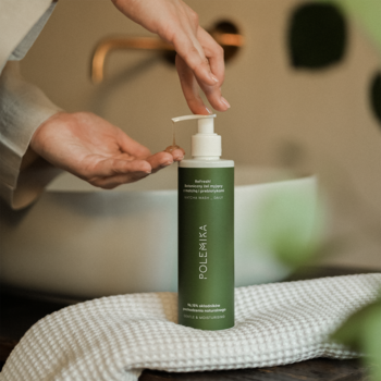 Dłoń dozuje botaniczny żel do mycia twarzy, dłoni i ciała Polemika ReFresh! Matcha Wash z zielonej butelki.
