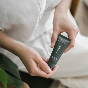 Hydrofilne masło oczyszczające Polemika w zielonej tubce, trzymane w dłoniach, do każdej cery.