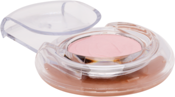 Pastelowy róż do policzków w okrągłej, przezroczystej puderniczce z otwartą pokrywką, widok z góry.