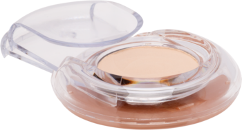 Jasnobeżowy puder w kamieniu, otwarty w przezroczystym owalnym opakowaniu z brązową podstawą, ujęcie pod kątem.