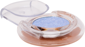 Błyszczący jasnoniebieski cień do powiek w otwartym okrągłym kompakcie z brązową podstawą, widok z góry.