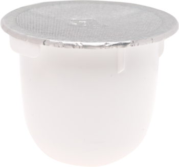 Zbliżenie na białą kapsułkę kawy, jednorazową, z siatkowym srebrnym wieczkiem, widok pod kątem.