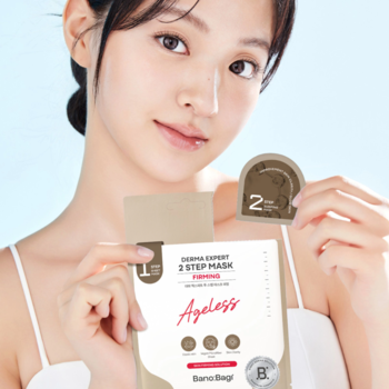 Kobieta prezentuje 2-etapową maskę Banobagi Firming Ageless: beżową saszetkę z numerem 1 i mniejszą, ciemniejszą z numerem 2.