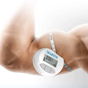 Biała cyfrowa miarka RENPHO owinięta wokół muskularnego bicepsa, wyświetla '0.00', do pomiaru obwodów.